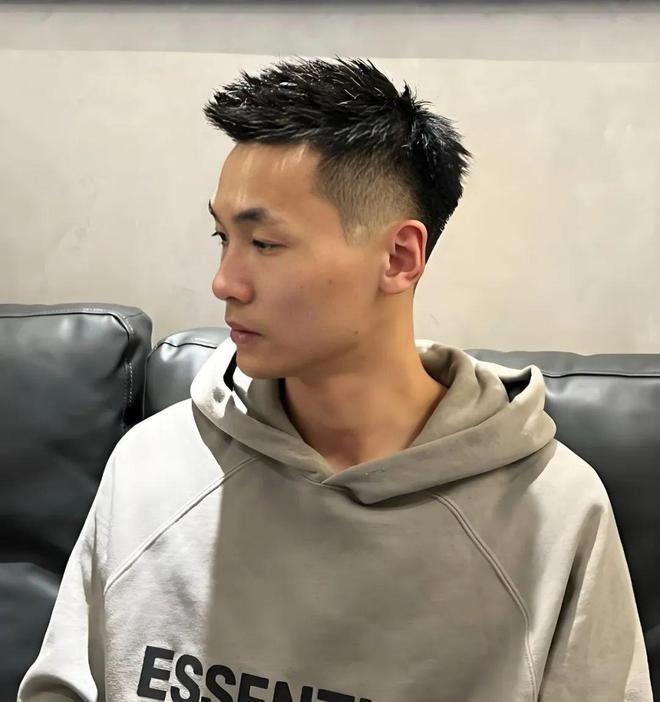 的男生剪这3款发型干净利落硬朗帅气！凯发K8旗舰店APP建议“头发粗硬”(图3)